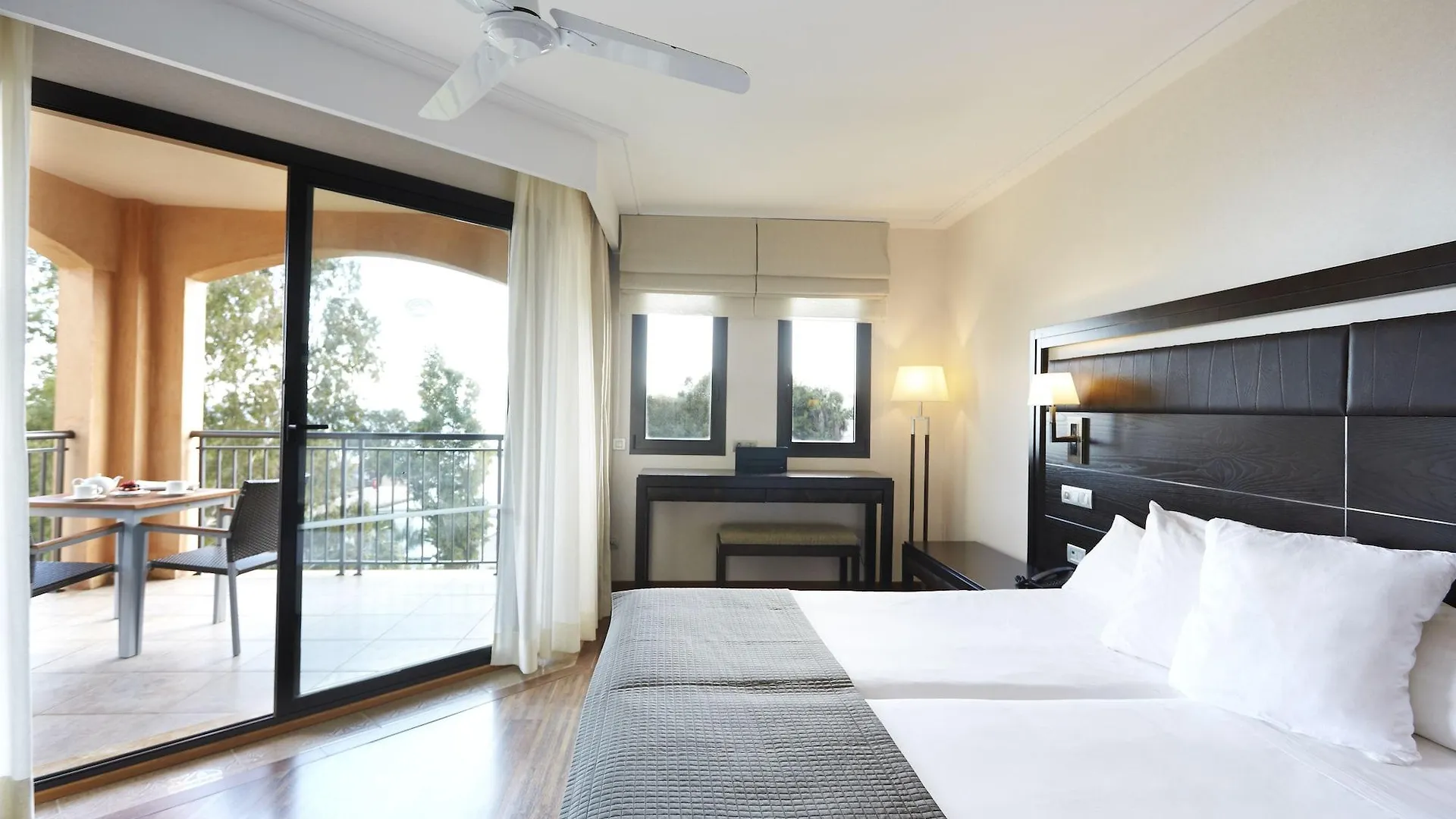 Insotel Fenicia Prestige Suites & Spa Santa Eularia des Riu 5*,